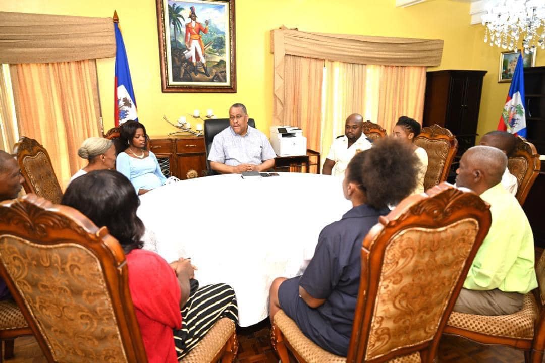 Le Premier ministre Garry Conille rencontre les familles des Policiers tués à Delmas et leur promet un soutien inconditionnel